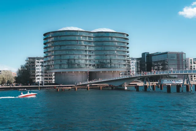 Scenic view of modern architecture along the waterfront in Copenhagen, Denmark. Sådan vurderes lejeniveauet for erhvervslokaler i danske byer